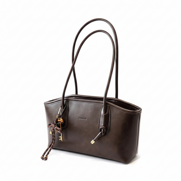 Тёмно-коричневая кожаная сумка на белом фоне