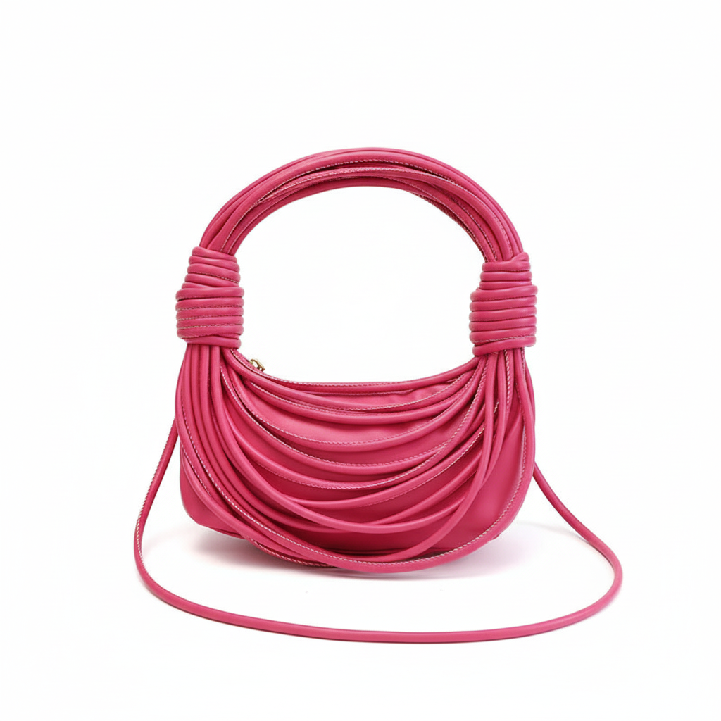 Розовая сумка на белом фоне