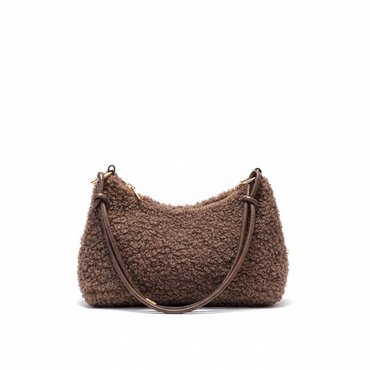 Коричневая сумка на белом фоне