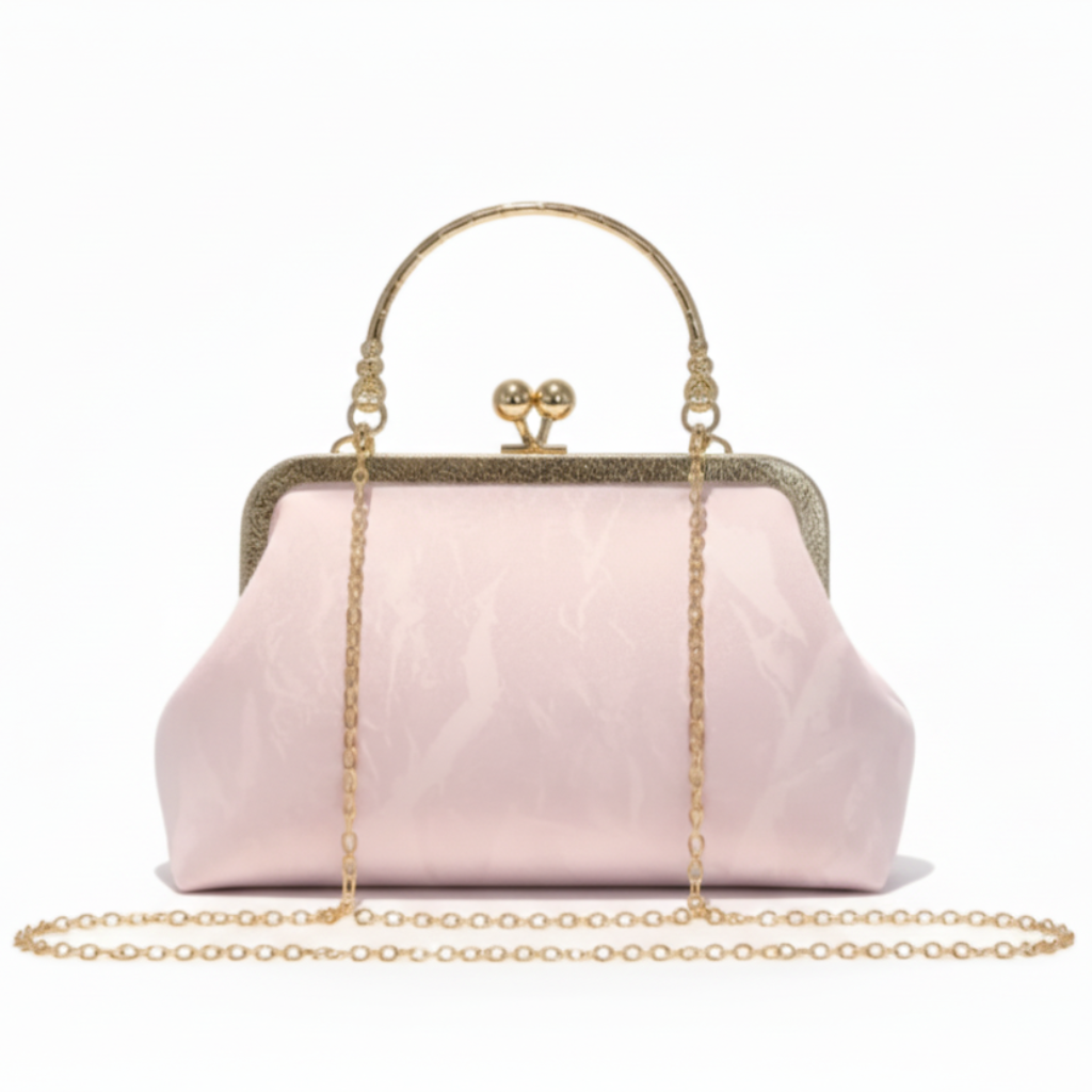 Розовая сумка на белом фоне