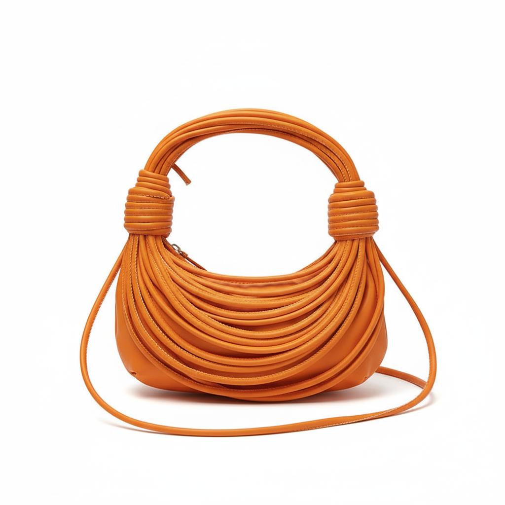Оранжевая сумка на белом фоне