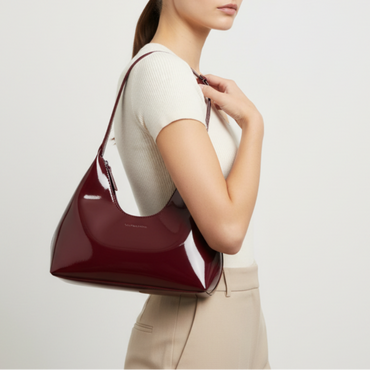 Бордовая лакированная сумка на плече
