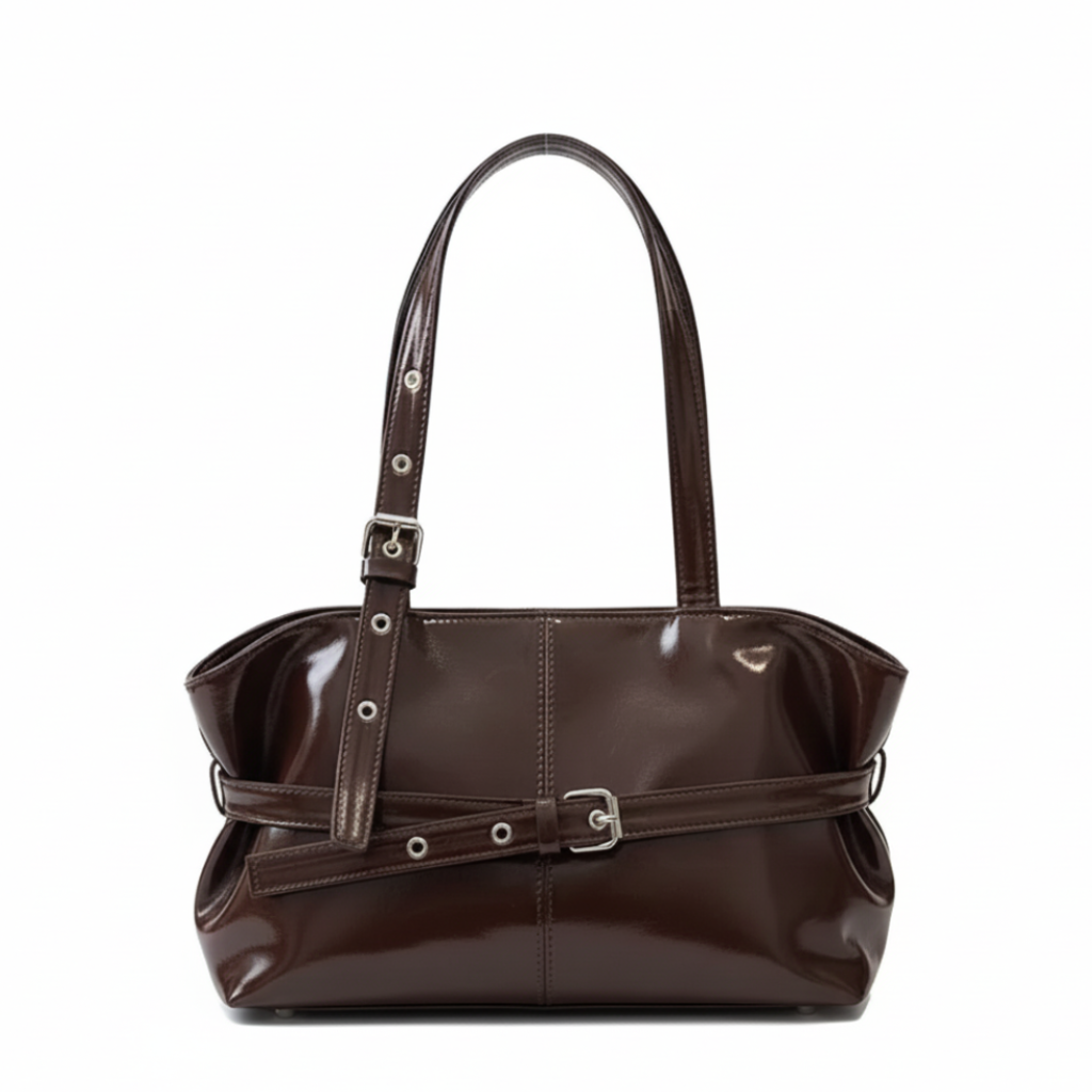 Оригинальная коричневая сумка на белом фоне